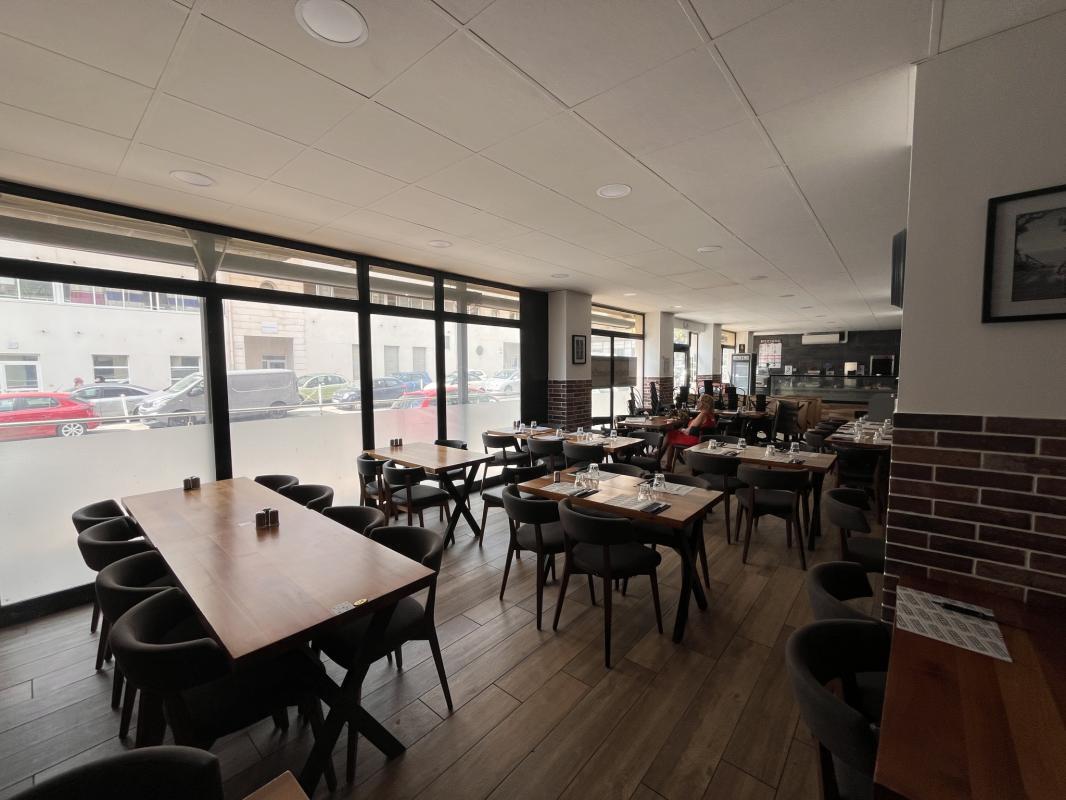 Retail in Toulon for lease Building Photo- Image 1 of 8