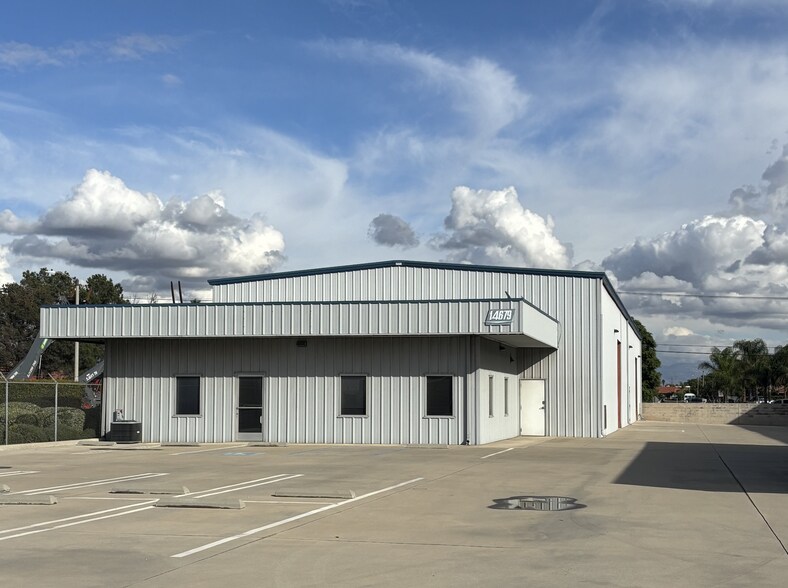 14679 Hawthorne Ave, Fontana, CA à vendre - Photo principale - Image 2 de 2