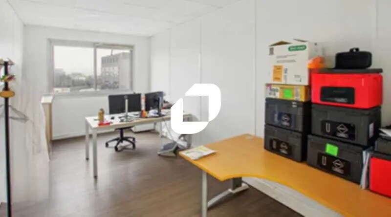 Flex in Saint-Denis for lease - Interior Photo - Image 3 of 7