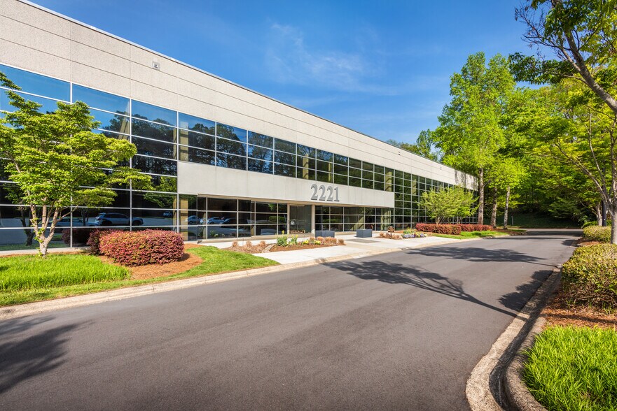 2221 Edge Lake Dr, Charlotte, NC à louer - Photo du bâtiment - Image 1 de 6