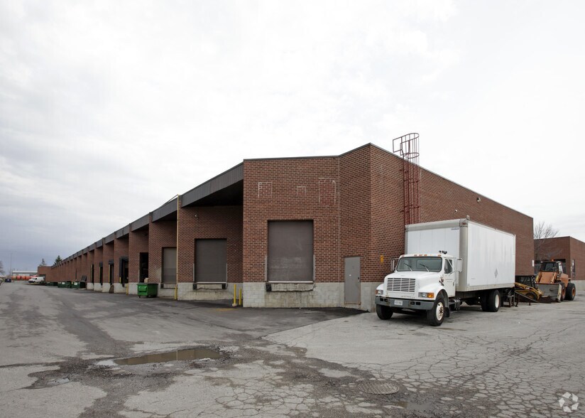 130 Dynamic Dr, Toronto, ON à vendre - Photo du bâtiment - Image 2 de 2