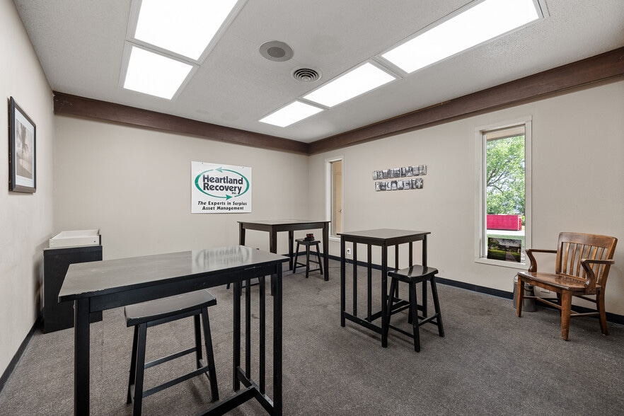 2860 Industrial Park Rd, Iowa City, IA for sale - Building Photo - Image 3 of 33