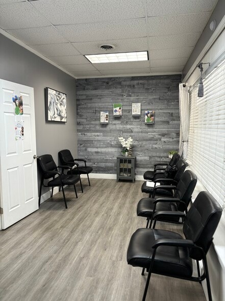 5385 Five Forks Trickum Rd, Stone Mountain, GA for lease - Interior Photo - Image 3 of 4