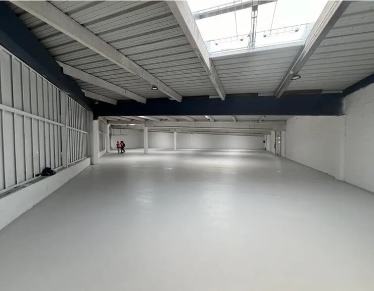 Flex in Coignières for lease - Interior Photo - Image 2 of 3