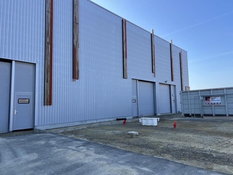 Flex in Louvres for lease - Building Photo - Image 3 of 4