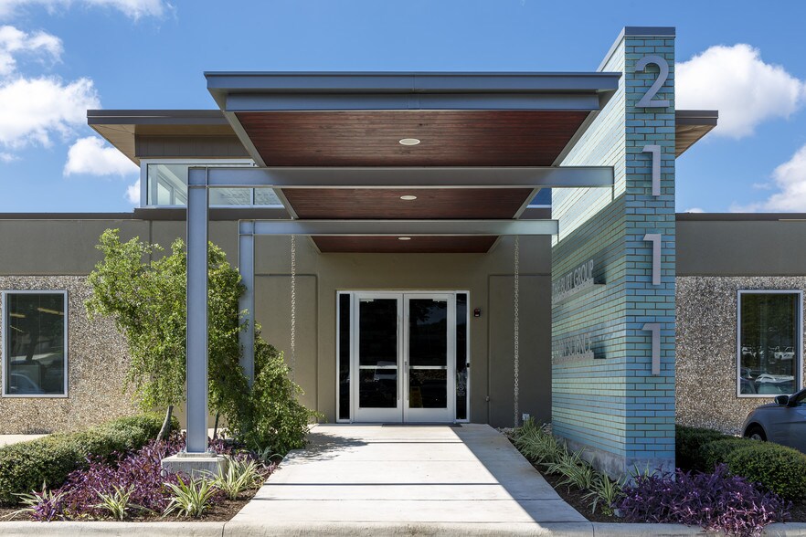 2111 Kramer Ln, Austin, TX à louer - Photo du bâtiment - Image 2 de 5