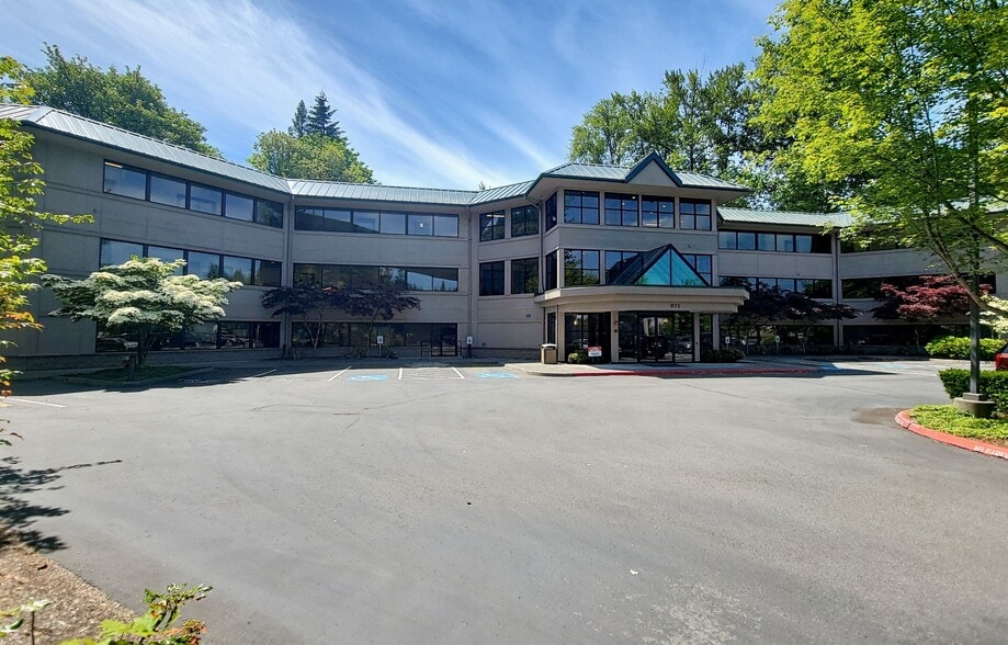 371 NE Gilman Blvd, Issaquah, WA à louer - Photo du bâtiment - Image 3 de 13