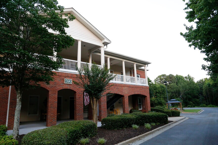 590 W Crossville Rd, Roswell, GA à louer - Photo du bâtiment - Image 1 de 26