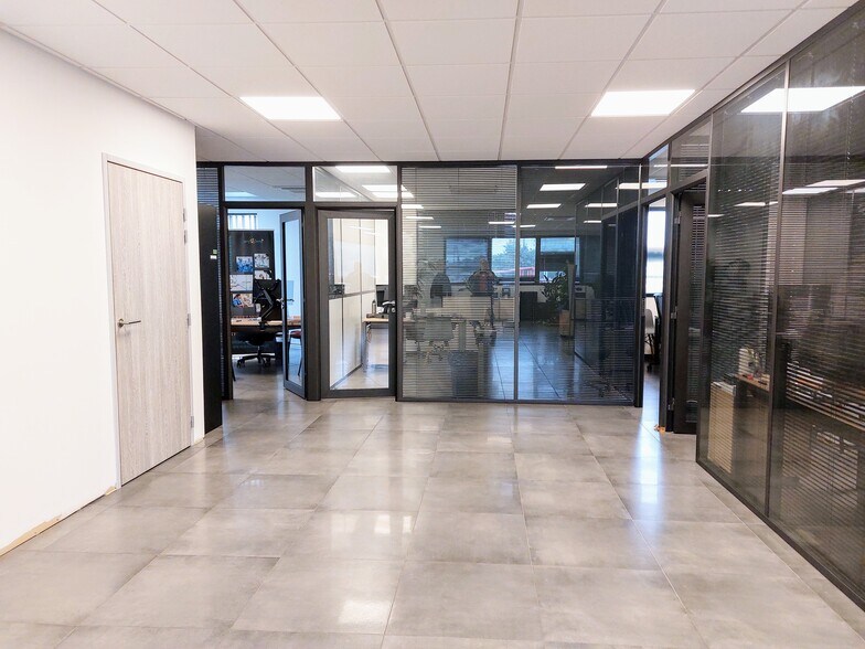 Office in Six-Fours-les-Plages for lease - Interior Photo - Image 3 of 6