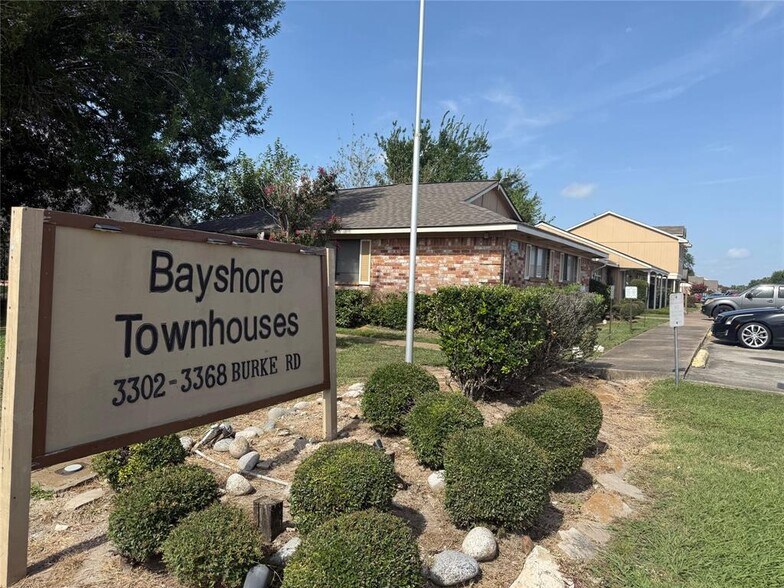 3202-3358 Burke Rd, Pasadena, TX à vendre - Photo du bâtiment - Image 2 de 18