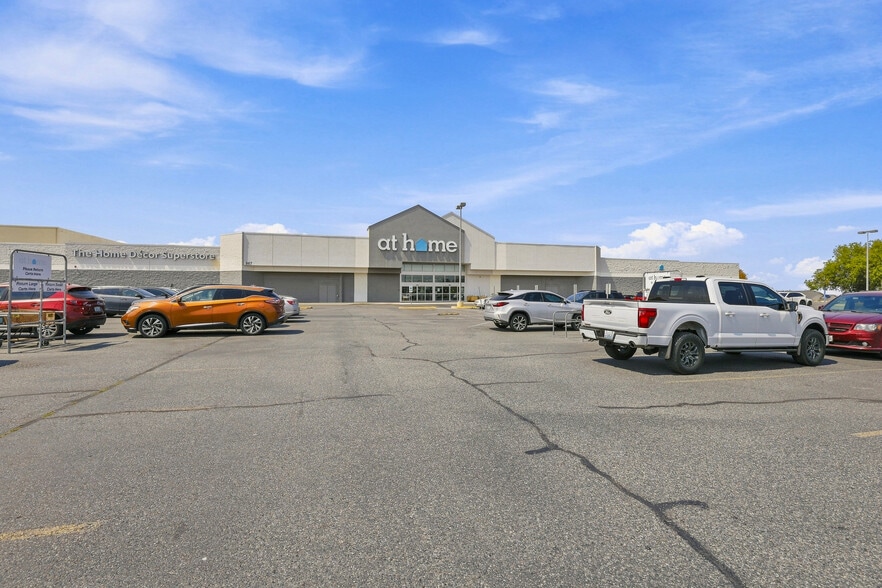 867 N Columbia Center Blvd, Kennewick, WA for sale - Building Photo - Image 2 of 3