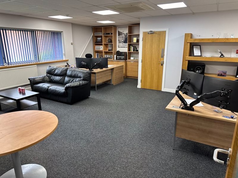 Phoenix Clos, Heywood for sale - Interior Photo - Image 3 of 17