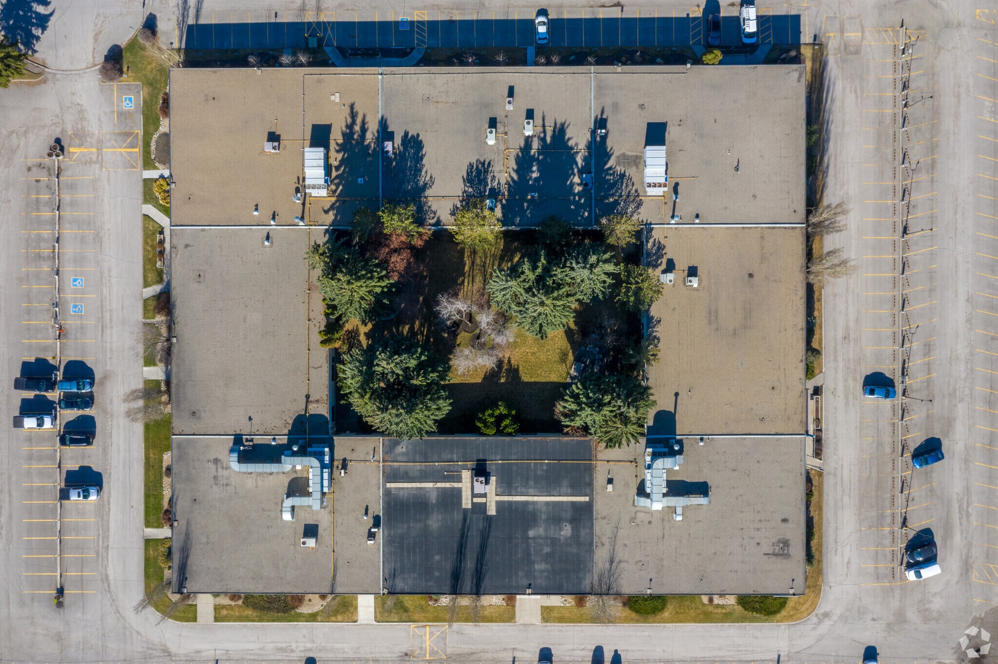 6940 Fisher Park Rd SE, Calgary, AB à louer Photo du bâtiment- Image 1 de 8