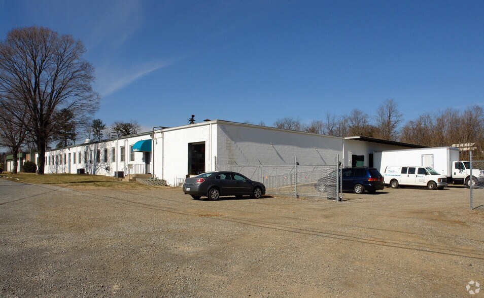 3125 Salem Tpke NW, Roanoke, VA à louer - Photo du bâtiment - Image 1 de 8