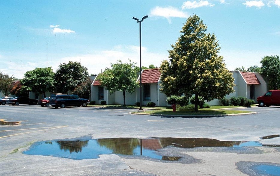 1 Smoke Tree Plz, North Aurora, IL for lease - Primary Photo - Image 1 of 17