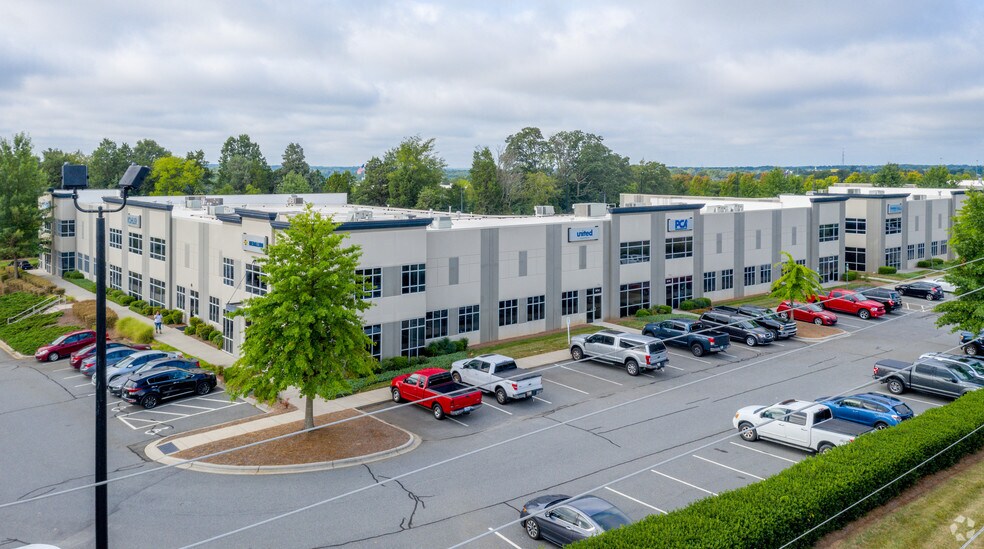 307 Oates Rd, Mooresville, NC à louer - Photo du bâtiment - Image 1 de 2