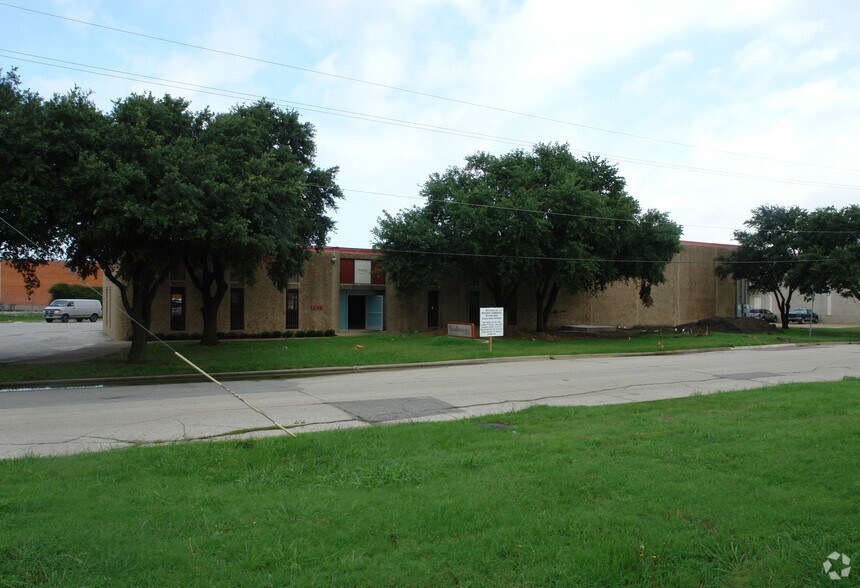 1215 Viceroy Dr, Dallas, TX à vendre - Photo du bâtiment - Image 1 de 6