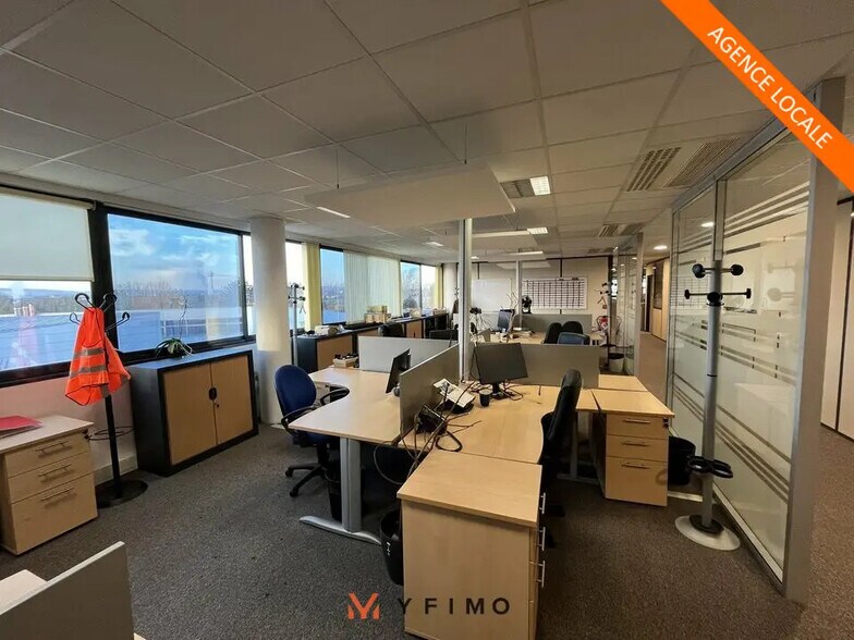 Office in Poissy for lease - Interior Photo - Image 1 of 7