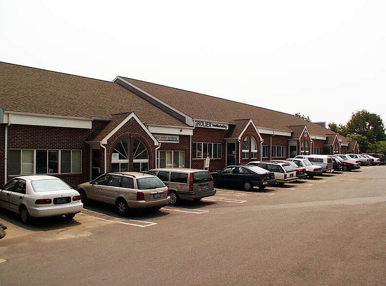 4 Oxford Rd, Milford, CT à louer - Photo du bâtiment - Image 3 de 10