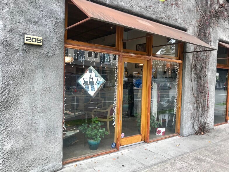 205 5th St, Santa Rosa, CA à vendre - Photo du bâtiment - Image 3 de 10