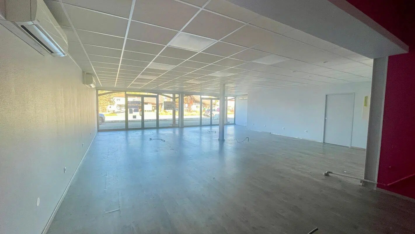Flex in Saint-Denis-lès-Bourg for lease Interior Photo- Image 1 of 7