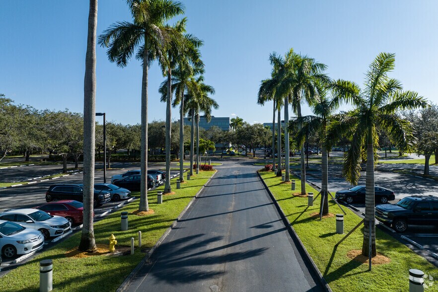 8100 Oak Ln, Miami Lakes, FL à louer - Photo du bâtiment - Image 2 de 31