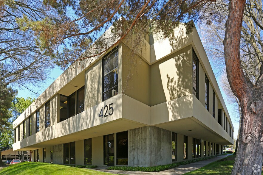 425 University Ave, Sacramento, CA à louer - Photo du bâtiment - Image 2 de 3