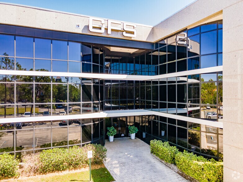 3001 Executive Dr, Clearwater, FL à louer - Photo du bâtiment - Image 3 de 7