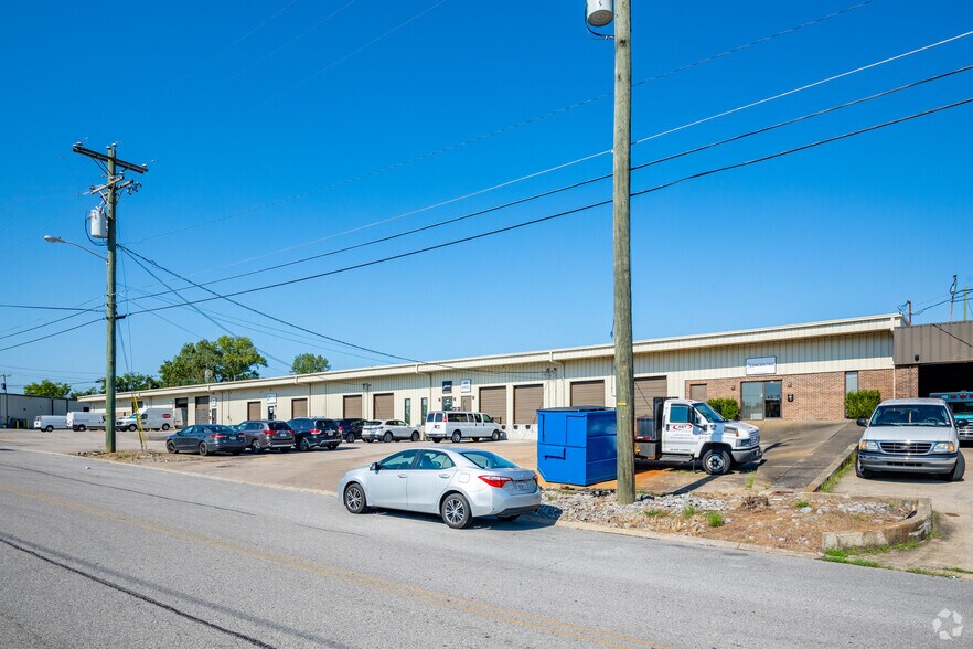 221-245 Blanton Ave, Nashville, TN à louer - Photo du bâtiment - Image 3 de 9