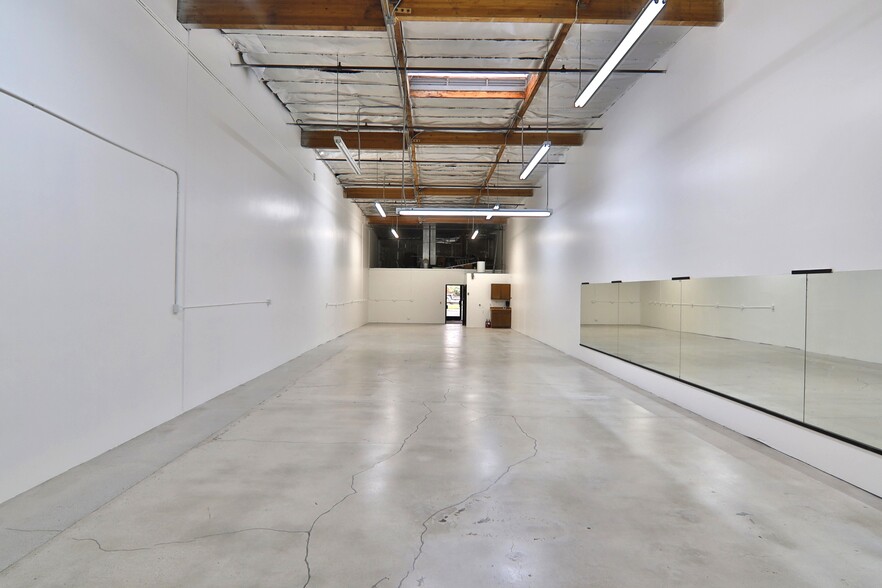 5770 Nicolle St, Ventura, CA for lease - Building Photo - Image 3 of 12