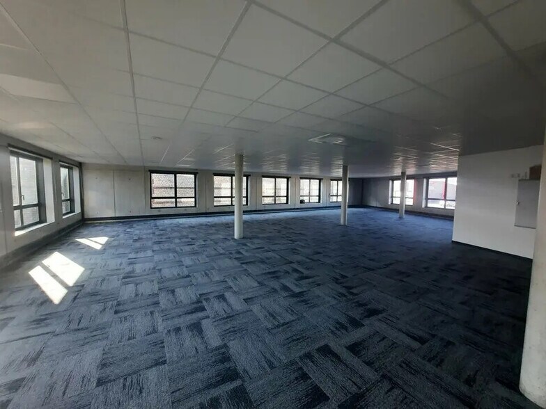 Bureau dans Le Petit-Quevilly à louer - Photo du bâtiment - Image 2 de 13