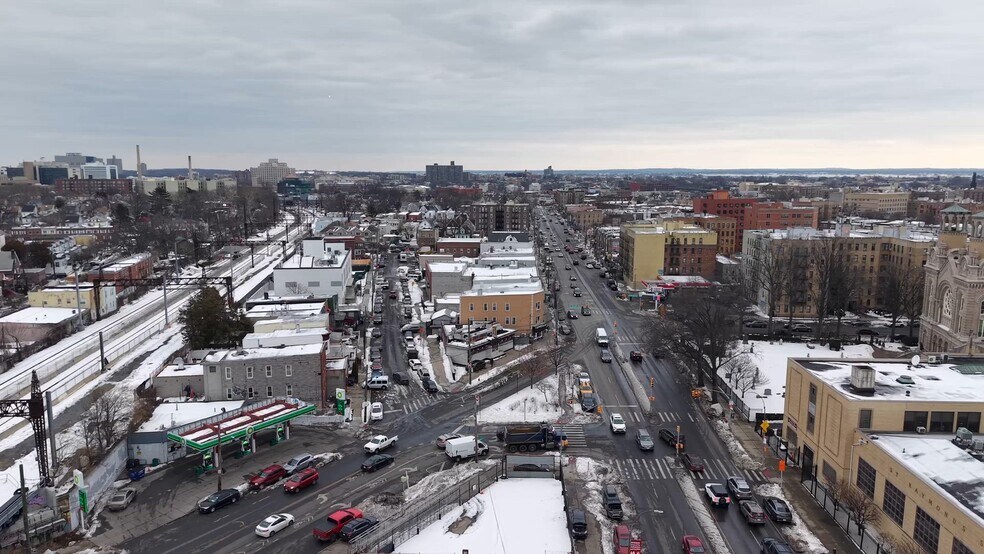 27,788 BSF R6-1 Zoned Development Site portefeuille de 3 propriétés à vendre sur LoopNet.ca - Vidéo sur l’inscription commerciale - Image 2 de 15