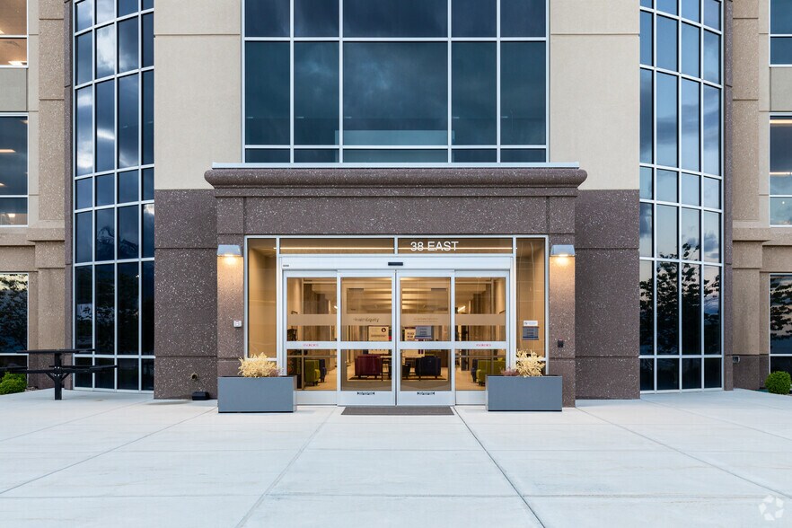 38 E Scenic Pointe Dr, Draper, UT à louer - Photo du bâtiment - Image 2 de 4