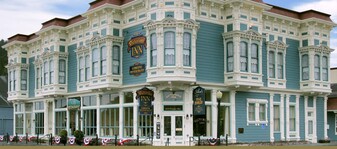 The Victorian Inn and Redwood Suites - Motel