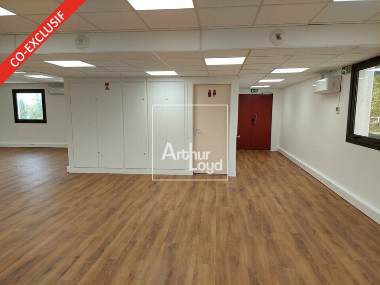 Office in Lieusaint for lease - Interior Photo - Image 3 of 7