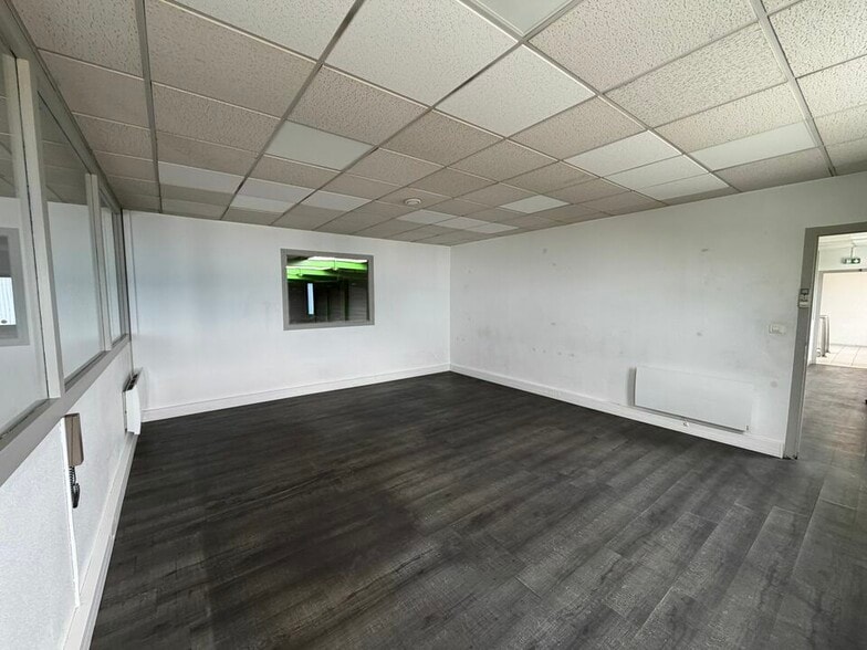 66 Avenue Des Freres Montgolfier, Genas for lease - Interior Photo - Image 3 of 6