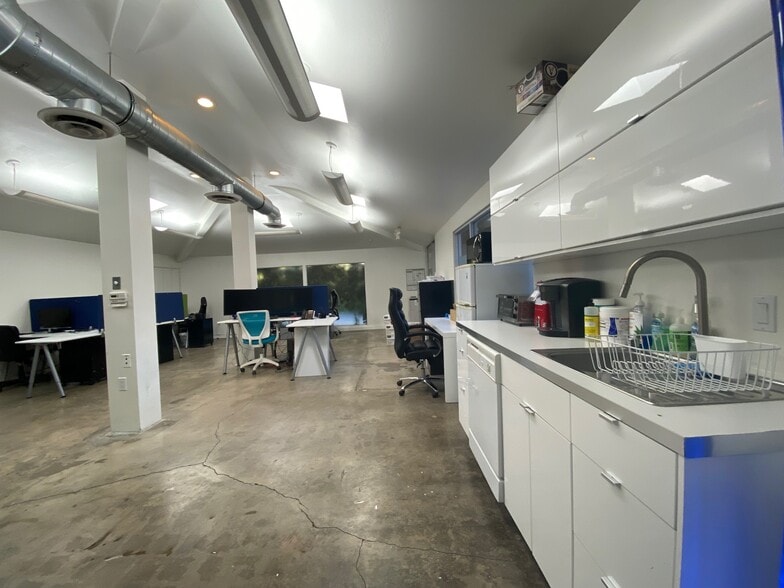 2020 S Robertson Blvd, Los Angeles, CA for lease - Interior Photo - Image 2 of 11