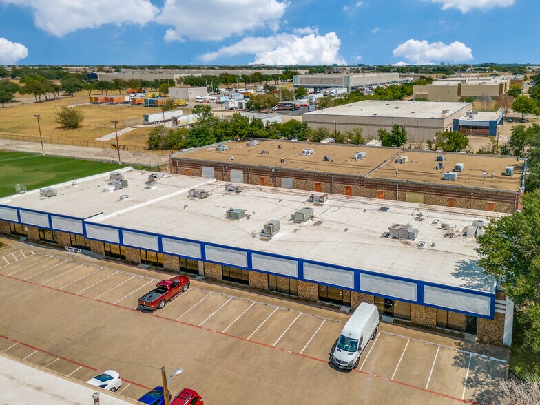 3201 Skylane Dr, Carrollton, TX à louer - Photo du bâtiment - Image 3 de 8