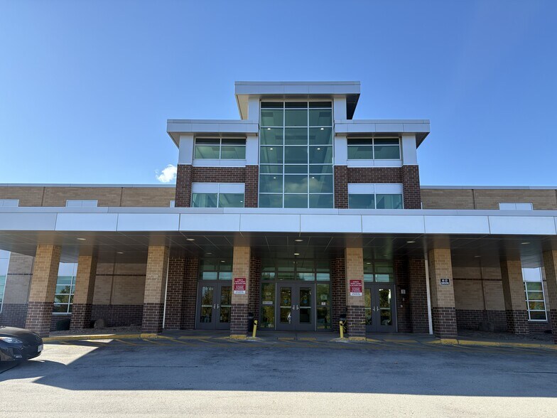 7400-7410 W Rawson Ave, Franklin, WI à louer - Photo du bâtiment - Image 2 de 4