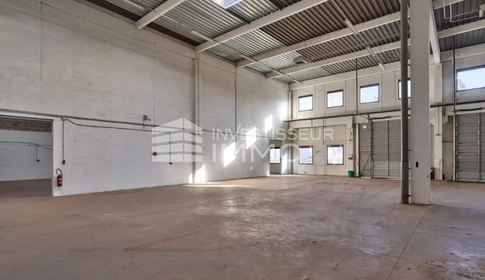 Flex in Lognes for lease - Interior Photo - Image 3 of 6