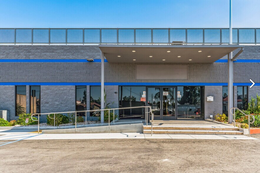 15023 Ramona Blvd, Baldwin Park, CA à louer - Photo du bâtiment - Image 3 de 6