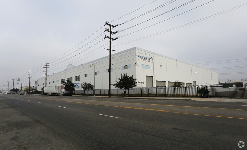 3051 Washington Blvd, Los Angeles, CA à louer - Photo du bâtiment - Image 1 de 3