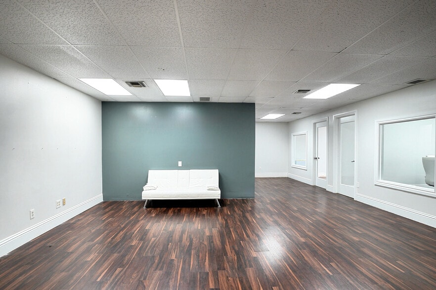 2826 E Oakland Park Blvd, Fort Lauderdale, FL for lease - Interior Photo - Image 2 of 40