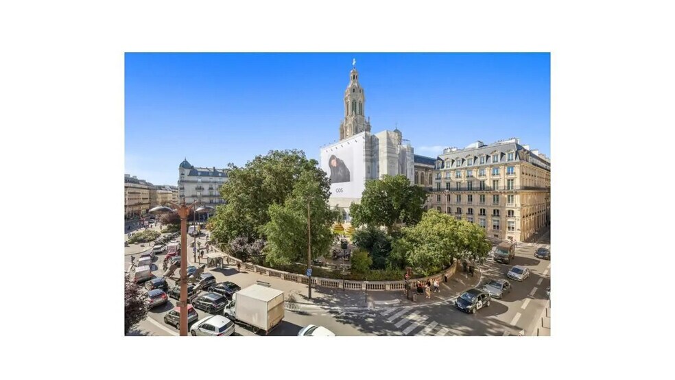 2 Place D'Estienne D'Orves, Paris à louer - Photo du bâtiment - Image 3 de 9
