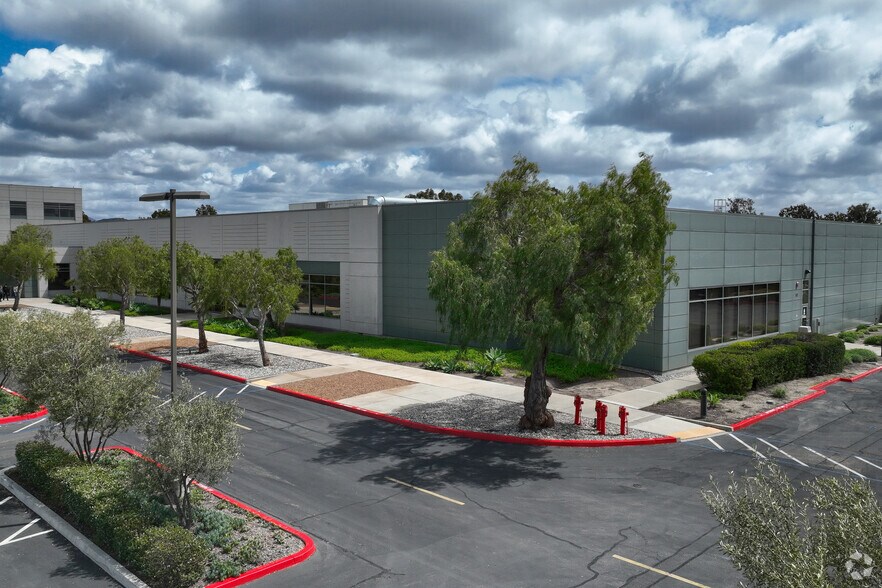 16399 W Bernardo Dr, San Diego, CA à louer - Photo du bâtiment - Image 2 de 9