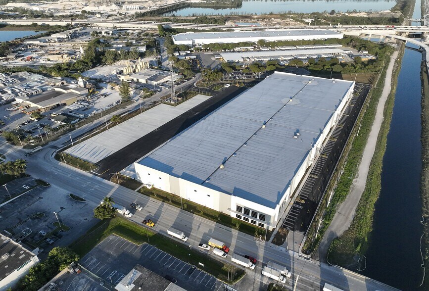 10900 NW 128th Street, Medley, FL à louer - Photo du bâtiment - Image 1 de 4