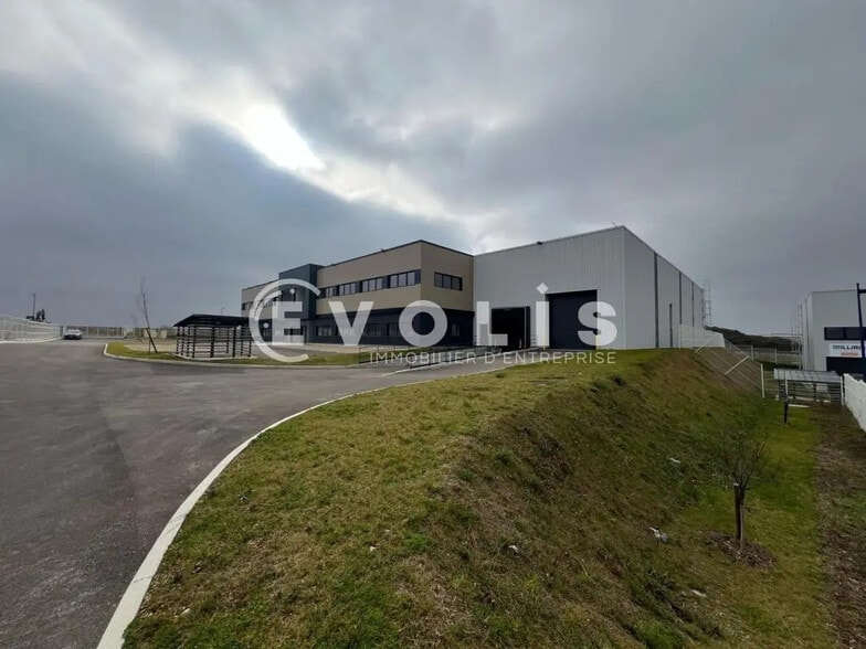 Bureau dans Colombier-Saugnieu à louer - Photo du bâtiment - Image 2 de 13