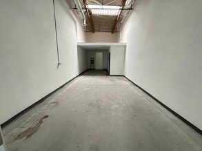 729 E 9th Pl, Los Angeles, CA for lease Interior Photo- Image 2 of 4