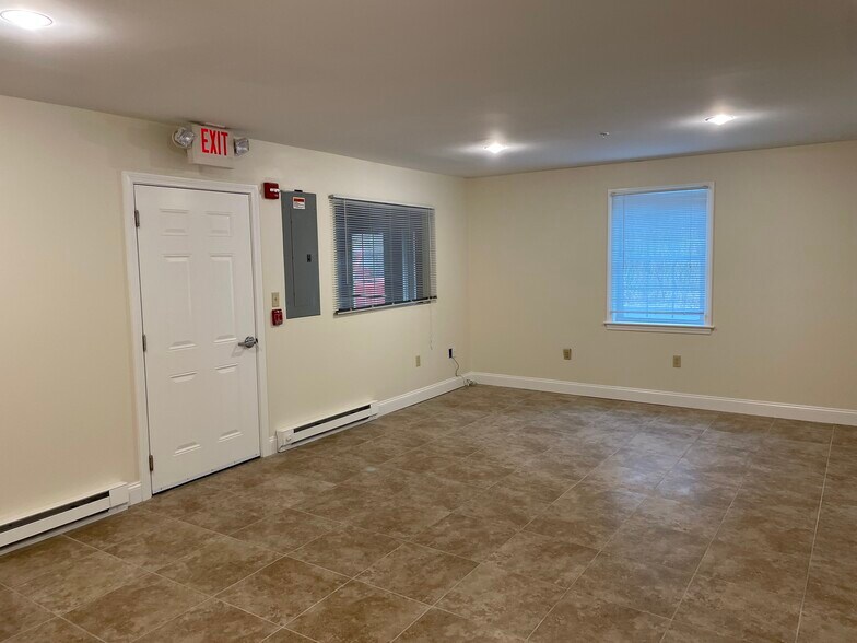 406 Harold Dow Hwy, Eliot, ME à louer - Photo intérieure - Image 2 de 6