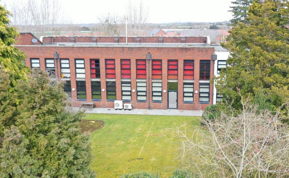 9 Weston Hall Rd, Stoke Prior à louer - Photo principale - Image 1 de 4